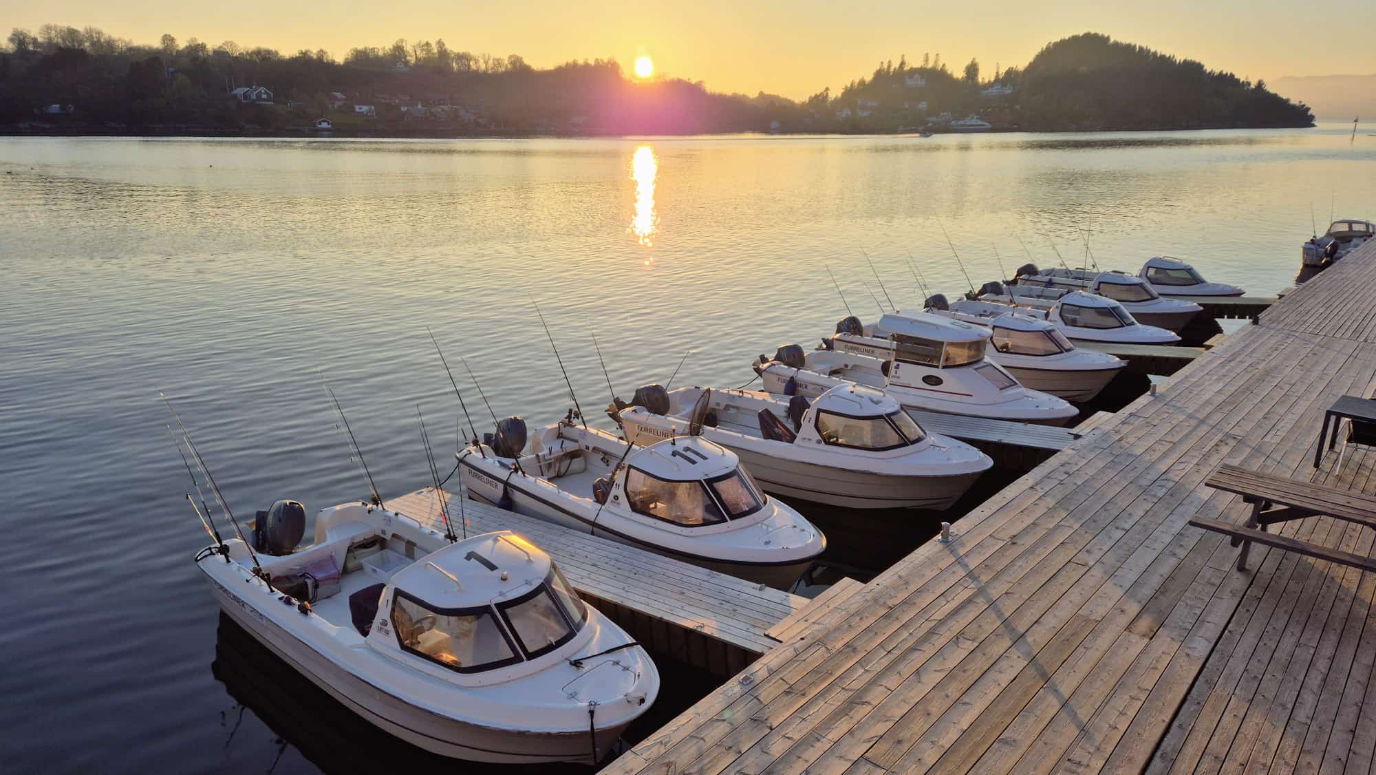 Utleiebåtene ved Furrehytters brygge i solnedgang